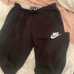 BLACK NIKE SWEATPANTS